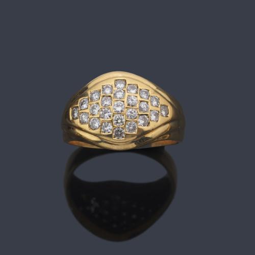  Anillo con motivo central en pavé de brillantes de aprox. 1,05 ct en total.