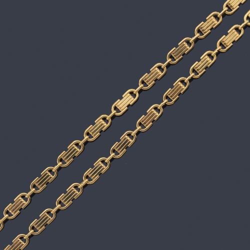  Cadena con eslabones ovalados con motivo central estriado en montura de oro amarillo de 18K.