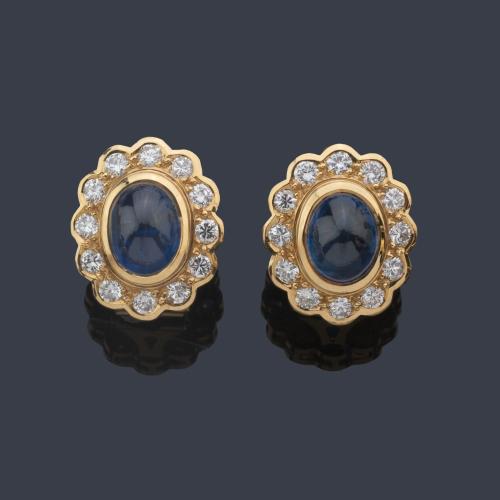  Pendientes cortos con pareja de zafiros talla cabujón de 5,30 ct con orla de brillantes de aprox. 1,35 ct en total.