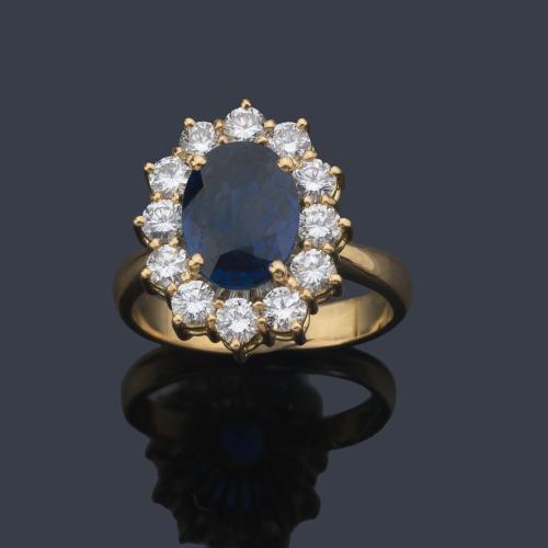  Anillo con zafiro talla oval de aprox. 2,50 ct con orla de brillantes de aprox. 1,18 ct en total.