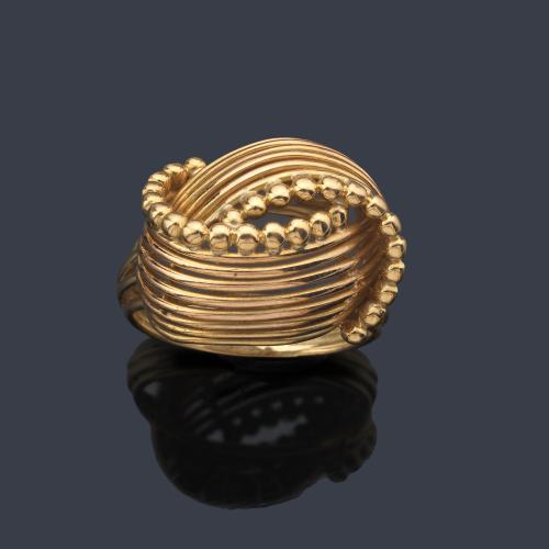  Anillo años '70 con diseño de nudo realizado en montura de oro amarillo de 18K.