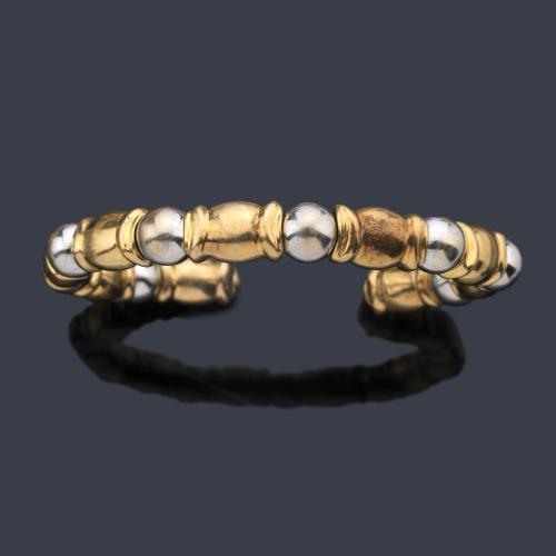  Pulsera rígida con motivos esféricos intercalados con piezas en forma de barrilete realizado en oro blanco y amarillo de 18K.