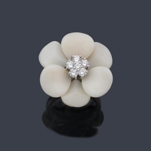  Anillo con diseño de flor con ágatas talladas en forma de pétalos y centro de brillantes.
