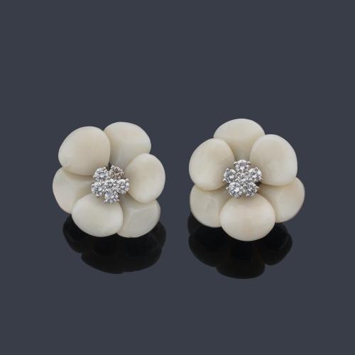  Pendientes cortos con diseño floral con pétalos de ágata con centro de brillantes de aprox. 0,60 ct en total.