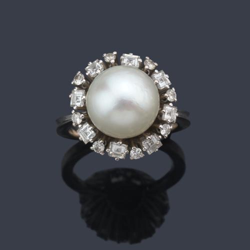  Anillo con perla australiana central de aprox. 11,65 mm con orla de diamantes talla brillante y carré.