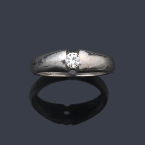  Solitario con brillante de aprox. 0,17 ct en montura de oro blanco de 18K.