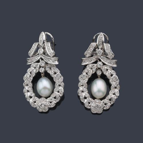  Pendientes largos con pareja de perlas aperilladas de aprox. 7,42 mm y 7,55 mm con brillantes.