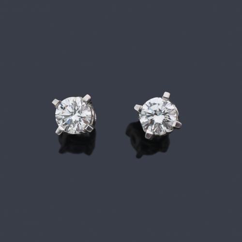  Dormilonas con pareja de brillantes de aprox. 0,69 ct y 0,70 ct respectivamente.