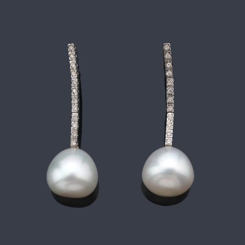  Pendientes largos con pareja de perlas ligeramente aperilladas de aprox. 13,90 mm y 13,55 mm con tira de brillantes.