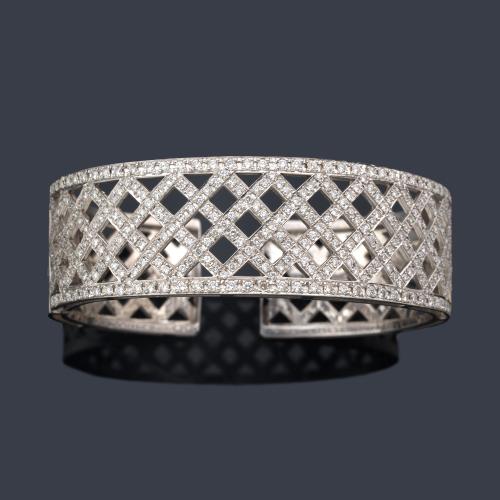  Brazalete semirrígido con diseño de celosía con brillantes de aprox. 3,75 ct en total.