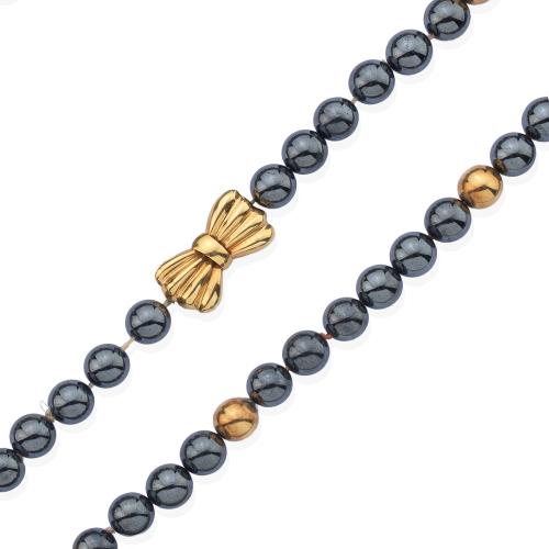  Collar con cuentas esféricas de hematites intercalado con bolitas de oro amarillo de 18K.