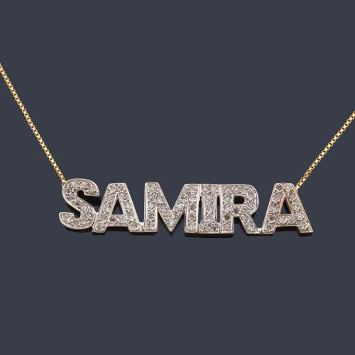  Colgante con el nombre 'Samira' cuajado de brillantes en montura de oro amarillo de 14K.