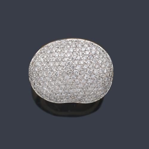  Anillo bombé con pavé de brillantes de aprox. 2,00 ct en total.