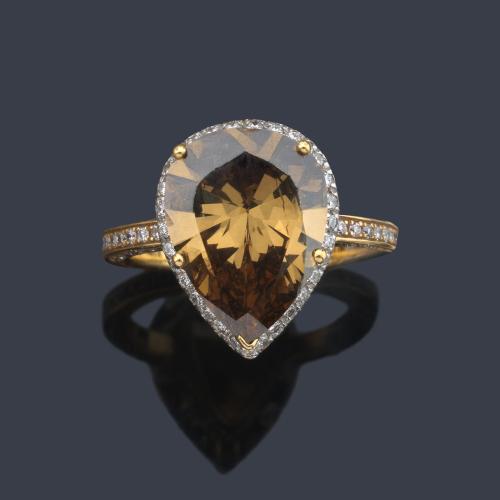  Anillo con diamante talla perilla 'fancy brown' de aprox. 5,34 ct con orla y brazos de brillantes de aprox. 0,85 ct en total.