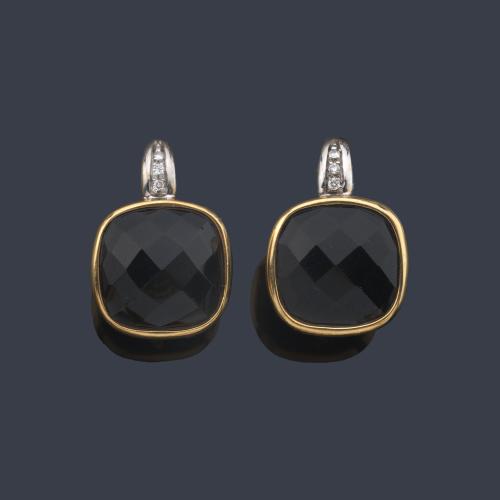  Pendientes largos con pareja de ónix facetado y brillantes en montura de oro amarillo y blanco de 18K.
