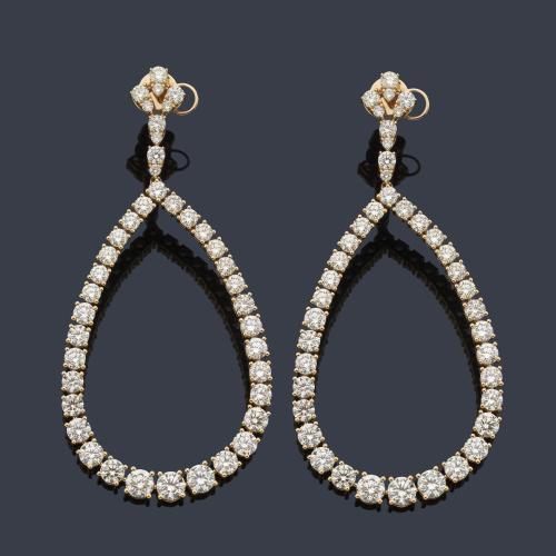  Pendientes largos con diseño en forma de gota con brillantes 'fancy yellow' de aprox. 10,62 ct en total.