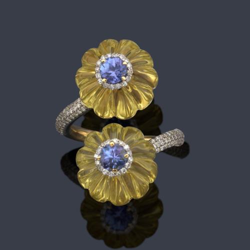  Anillo con pareja de motivos gallonados realizados en topacio amarillo de aprox. 28,44 ct en total con dos tanzanitas embutidas en la parte superior y brillantitos.
