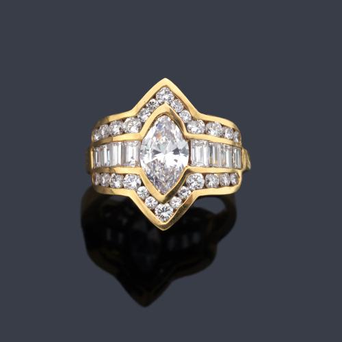 Anillo tipo lanzadera con diamante central talla marquís de aprox. 1,00 ct con orla de diamantes talla baguette y brillante de aprox. 1,35 ct en total.