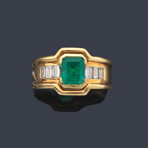  Anillo con esmeralda central de aprox. 1.00 ct y doble banda de diamantes talla baguette de aprox. 0,40 ct en total.