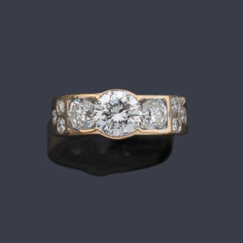  Anillo con brillante central de aprox. 1,17 ct y brillantes en ambos lados de aprox. 1,65 ct en total. Dos certificados IGE.