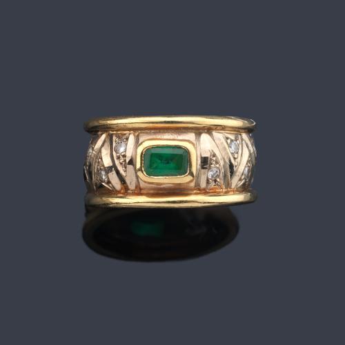  Anillo con esmeralda central salpicado con brillantes sobre montura de oro amarillo de 18K.