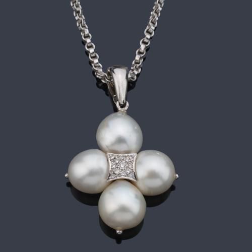  Colgante con cuatro perlas australianas de aprox. 14,60 mm - 14,46 mm con centro en pavé de brillantes, con cadena y montura de oro blanco de 18K.