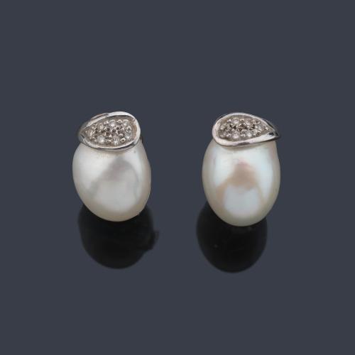  Pendientes con pareja de perlas barrocas y motivo superior con brillantes