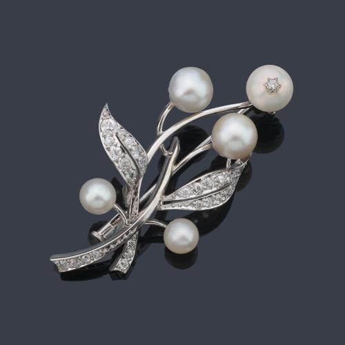  Broche con diseño de rama con cinco perlas finas de aprox. 8,80 mm - 6,60 mm con decoración de diamantes talla 8/8 y talla rosa. Certificado The Gem & Pearl Laboratory.