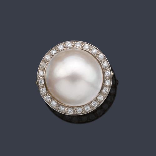  Anillo con perla Mabe y orla de brillantes de aprox. 0,38 ct en total.