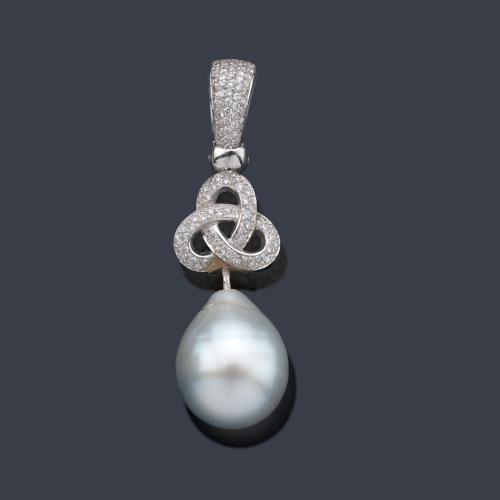  Colgante con muy bonita perla australiana de aprox. 17 x19,5 mm montada en oro blanco de 18K.