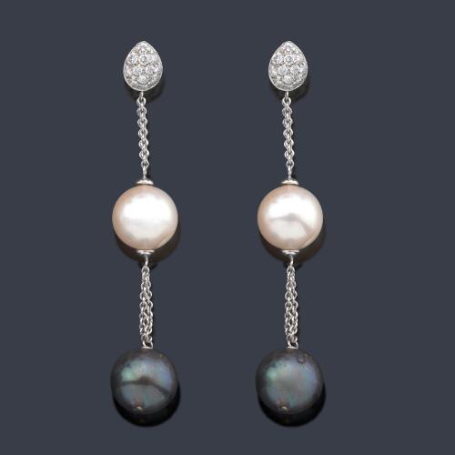  Pendientes largos con perlas Tahiti y 'cream' de aprox. 10,02 mm y 9,95 mm con motivo en forma de perilla cuajado de brillantes.