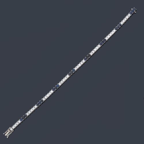  Pulsera tipo rivière con diamantes talla carré de aprox. 4,96 ct intercalado con zafiros calibrados de aprox. 5,20 ct en total.