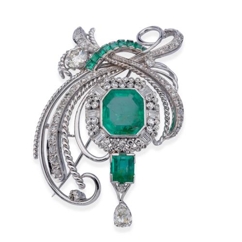  Broche con esmeralda central de aprox. 8,60 ct y una de menor tamaño de aprox. 2,40 ct con diamantes talla 16/16, baguette y 'old cut' de aprox. 3,55 ct en total.