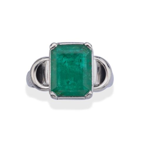  Anillo con esmeralda central de aprox. 4,00 ct en montura de oro blanco de 18K.