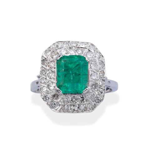  Anillo con esmeralda central de aprox. 2,00 ct con doble orla de brillantes de aprox. 0,76 ct en total.