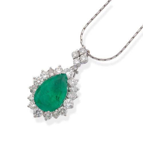  Colgante con esmeraldas talla perilla de 8,30 ct y orla tipo bailarina de brillantes de aprox. 3,15 ct en total.