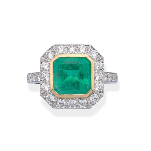  Anillo con esmeralda central de aprox. 2,05 ct con orla de brillantes de aprox. 0,84 ct en total.
