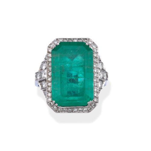  Elegante anillo Art Decó en platino, con esmeralda de aprox. 10,20 ct y diamantes.