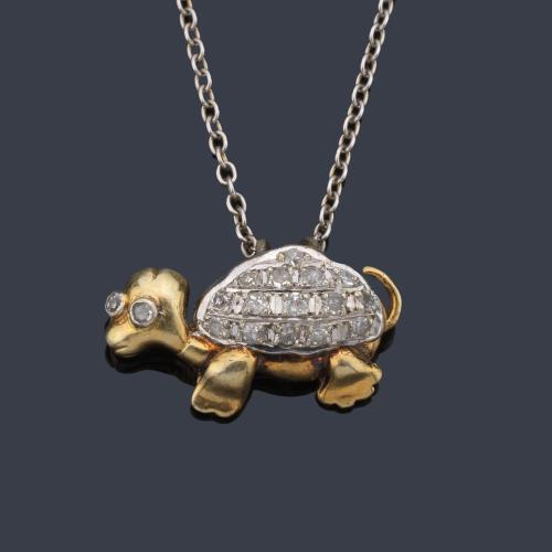  Colgante en forma de tortuga con pavé de brillantes en montura de oro amarillo de 14K.