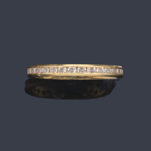  Alianza completa con banda de piedras incoloras en montura de oro amarillo de 18K.