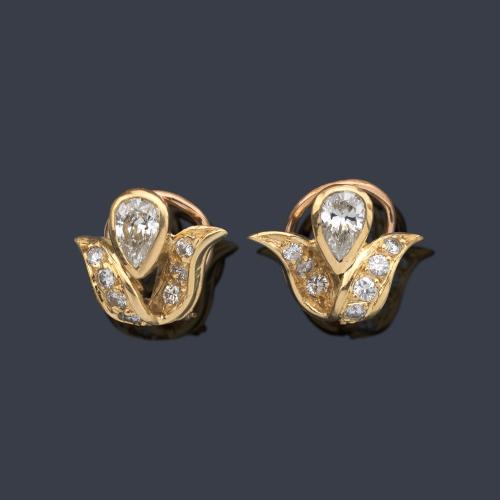  Pendientes cortos con diamantes talla perilla y brillante de aprox. 0,50 ct en total.