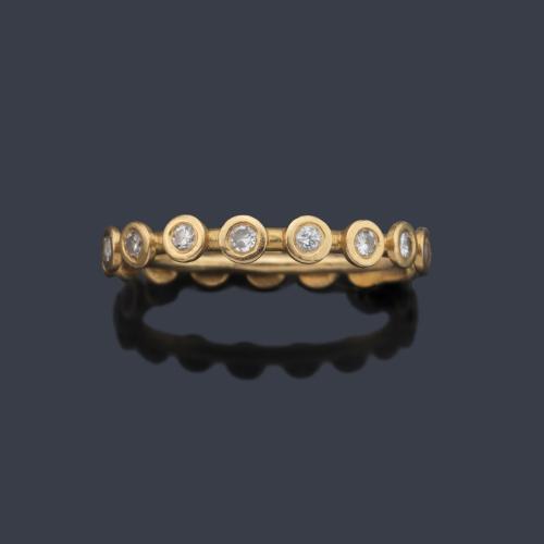  Alianza completa con brillantes de aprox. 0,50 ct en total, realizado en oro amarillo de 18K.