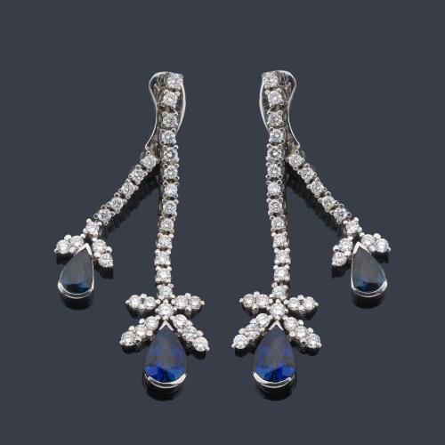  Pendientes largos con doble banda de brillantes de aprox. 1,35 ct en total y cuatro zafiros talla perilla de aprox. 1,70 ct en total.