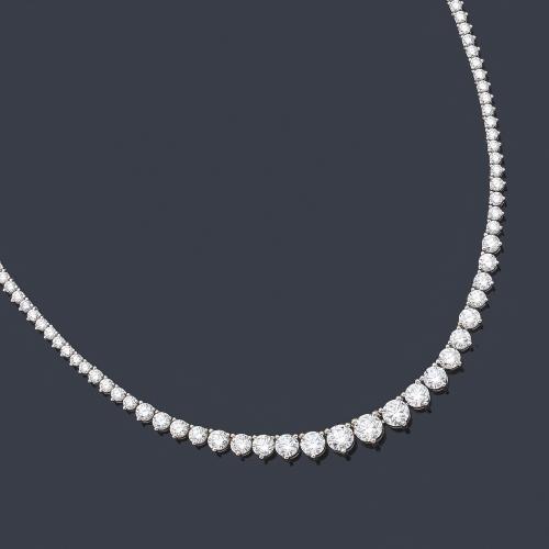  Collar rivière con brillantes de aprox. 17,74 ct en disminución, en montura de oro blanco de 18K.