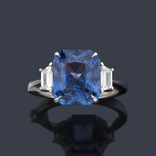  Anillo con zafiro central de aprox. 6,35 ct con dos diamantes talla trapecio de aprox. 0,49 ct en total.