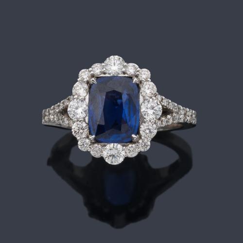  Anillo con zafiro talla rectangular de aprox. 2,18 ct con orla de brillantes de aprox. 1,00 ct en total.