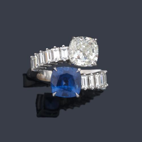  Anillo 'tú y yo' con diamante talla cushion de aprox. 2,95 ct y zafiro talla redonda de aprox. 2,95 ct con doble banda de diamantes talla baguette de aprox. 1,33 ct en total.