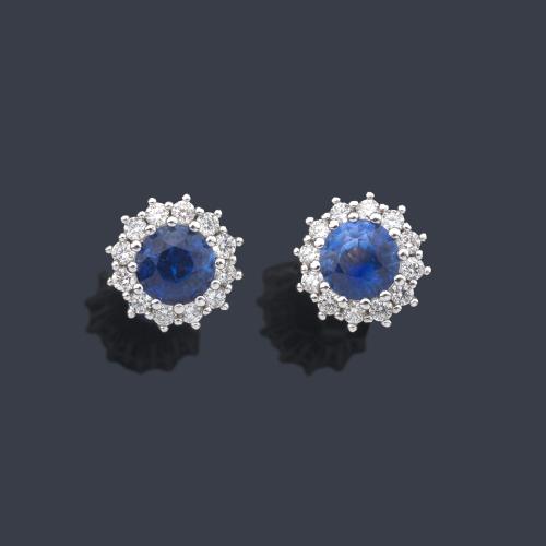  Pendientes cortos con pareja de zafiros talla redonda de aprox. 1,83 ct en total con orla de brillantes de aprox. 0,43 ct en total.