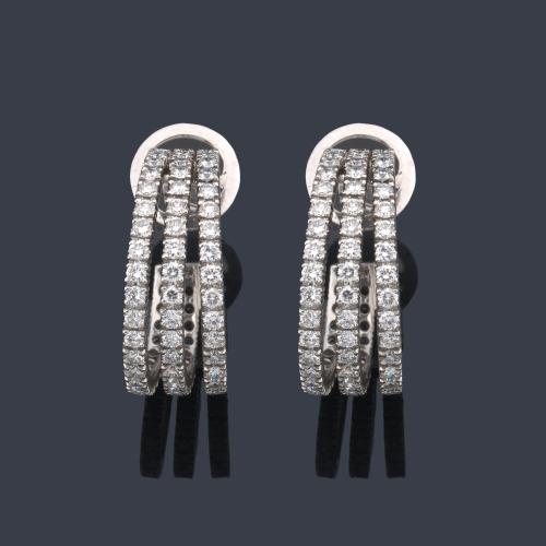  Pendientes tipo criolla con tres bandas de brillantes de aprox. 6,24 ct en total.