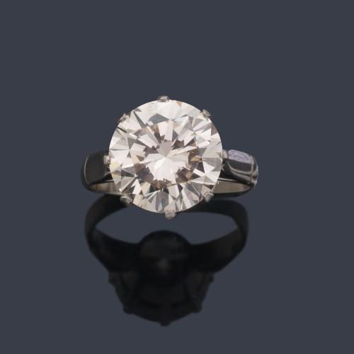 Solitario con brillante de aprox. 5,21 ct en montura de oro blanco de 18K.
